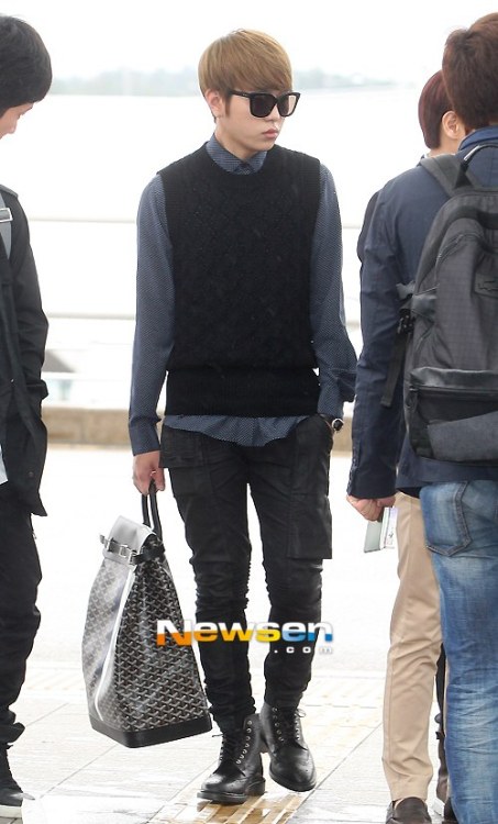 [PICS] [20.04.13] Junhyung @ Incheon Airport to Taiwan Tumblr_mlj79sxusl1qzjehuo2_500