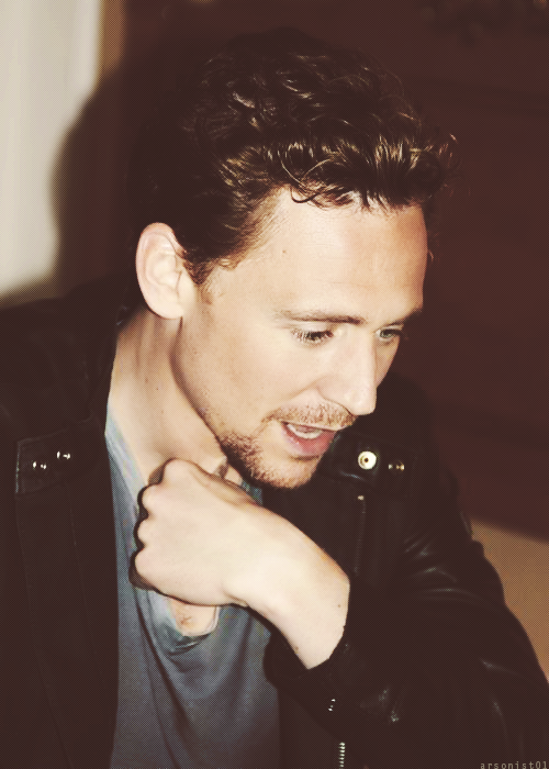 Kedvenc képeink Tom Hiddlestonról No. 1. - Page 12 Tumblr_mhc7fhjvsc1rpt4j0o1_500