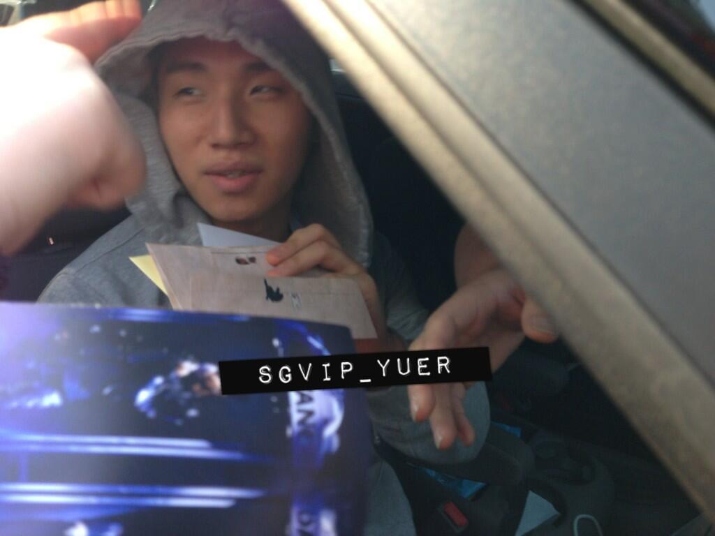 [3/4/13][Pho] Daesung và Seungri tại trụ sở YG Entertainment Tumblr_mko3wfBzYz1qb2yato2_r1_1280