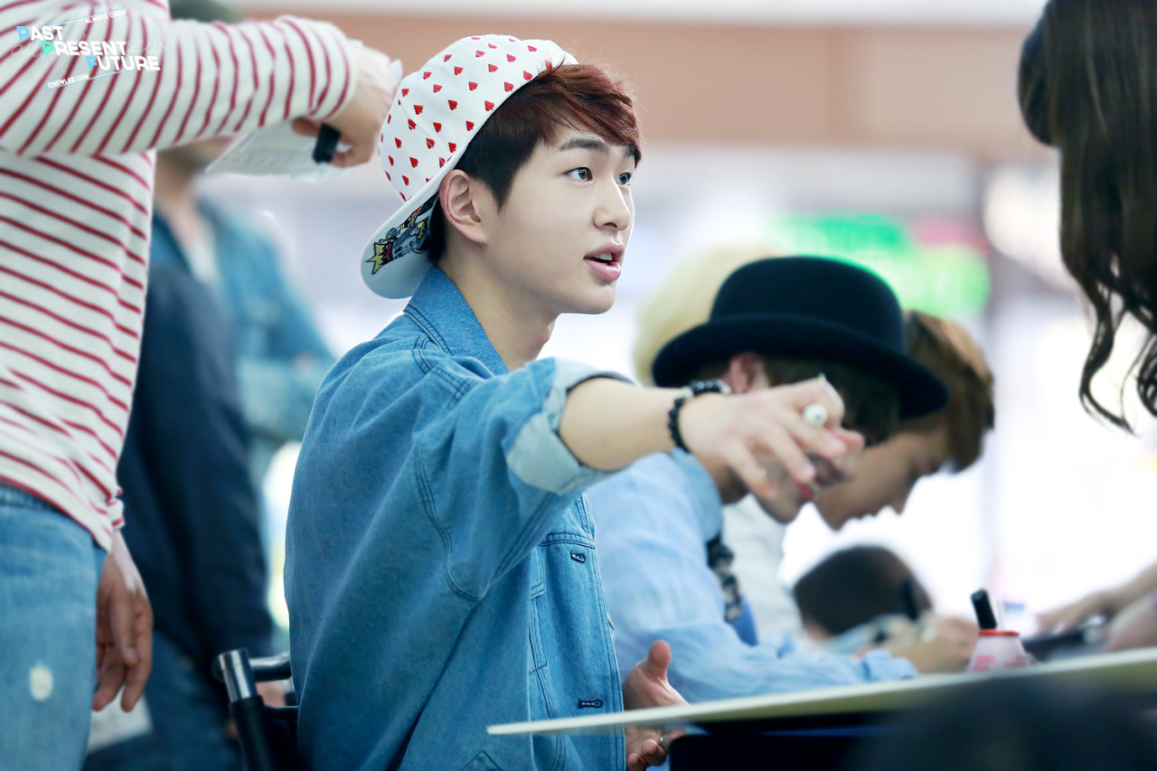 130512 Onew @ "Why So Serious" Fansigning #9: Yongdeungpo Tumblr_mn5krkW3kv1r8fs1io2_r1_1280