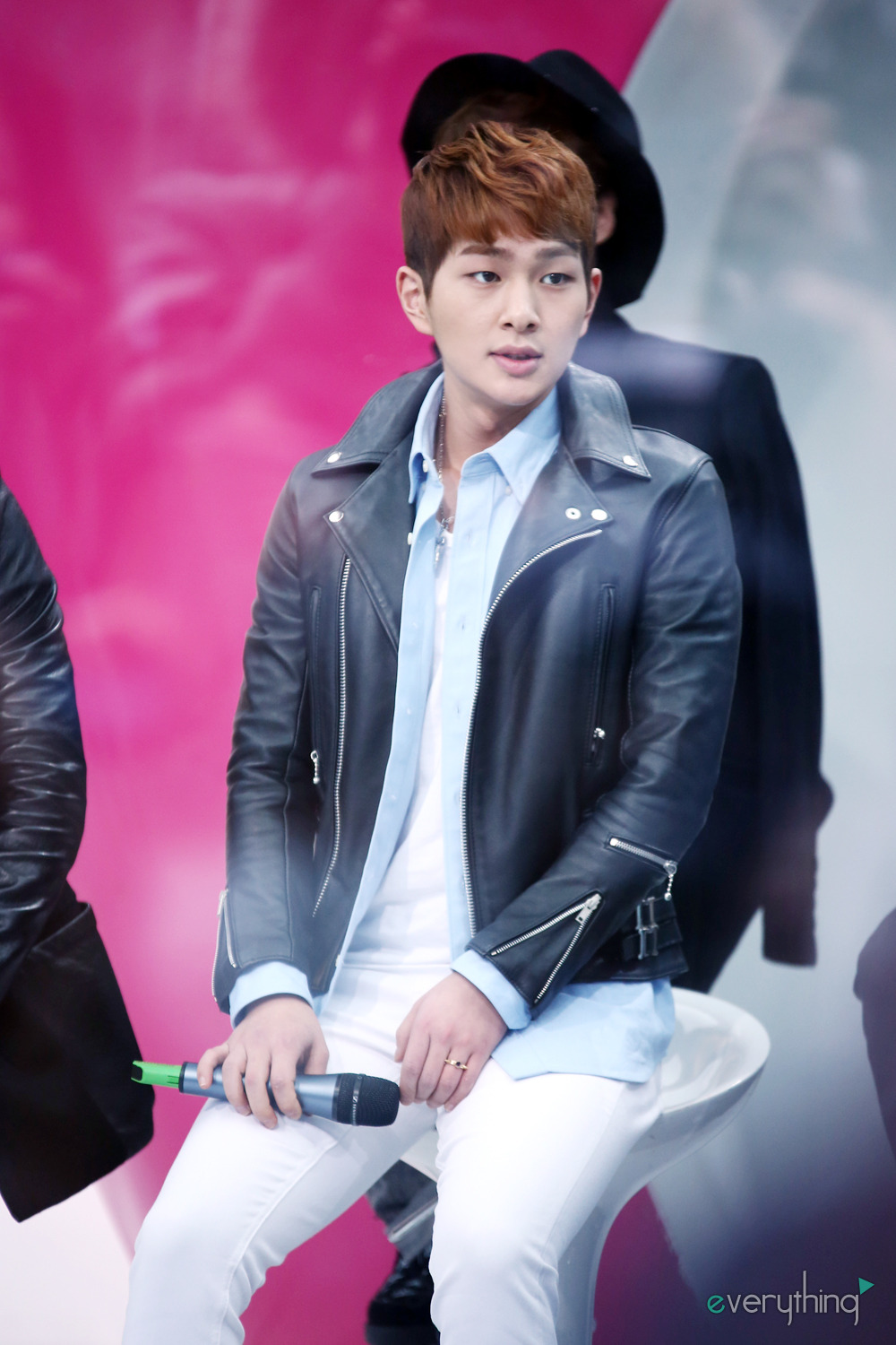 130228 Onew @ Mnet Wide "Open Studio Talk" Tumblr_miyxzgDWI71qauyhjo1_1280