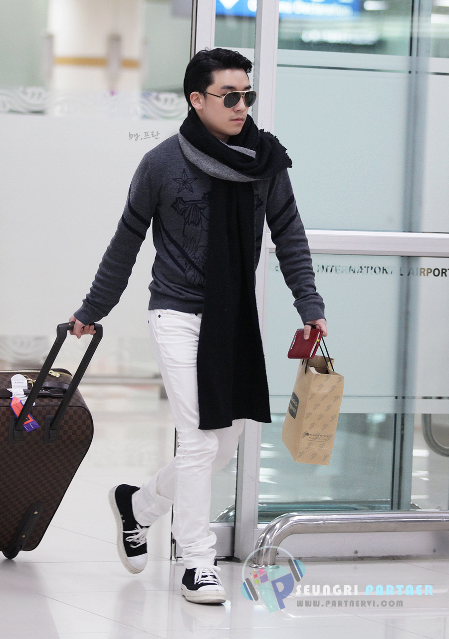 [1/4/13][Pho] Seungri tại sân bay Gimpo trở về từ Nhật (31/3) Tumblr_mkisltU1KC1qjyoa0o4_1280
