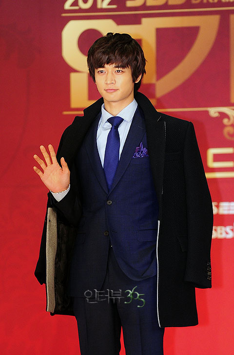 121231 Minho @ 2012 SBS Drama Awards Tumblr_mfwjwyAjSF1rsplwwo1_500