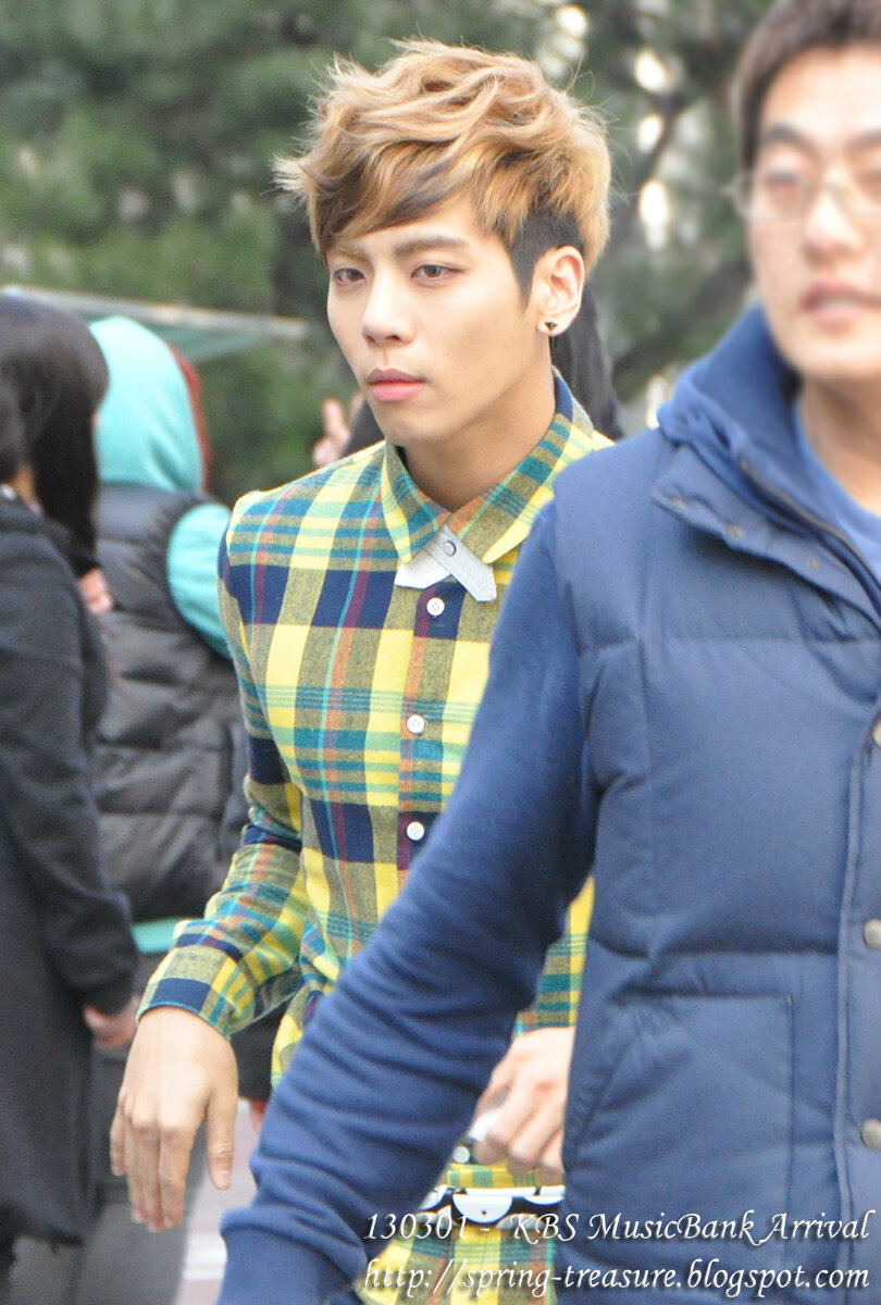 130301 Jonghyun @ Music Bank Tumblr_mizzjbT75p1r36tcgo1_1280