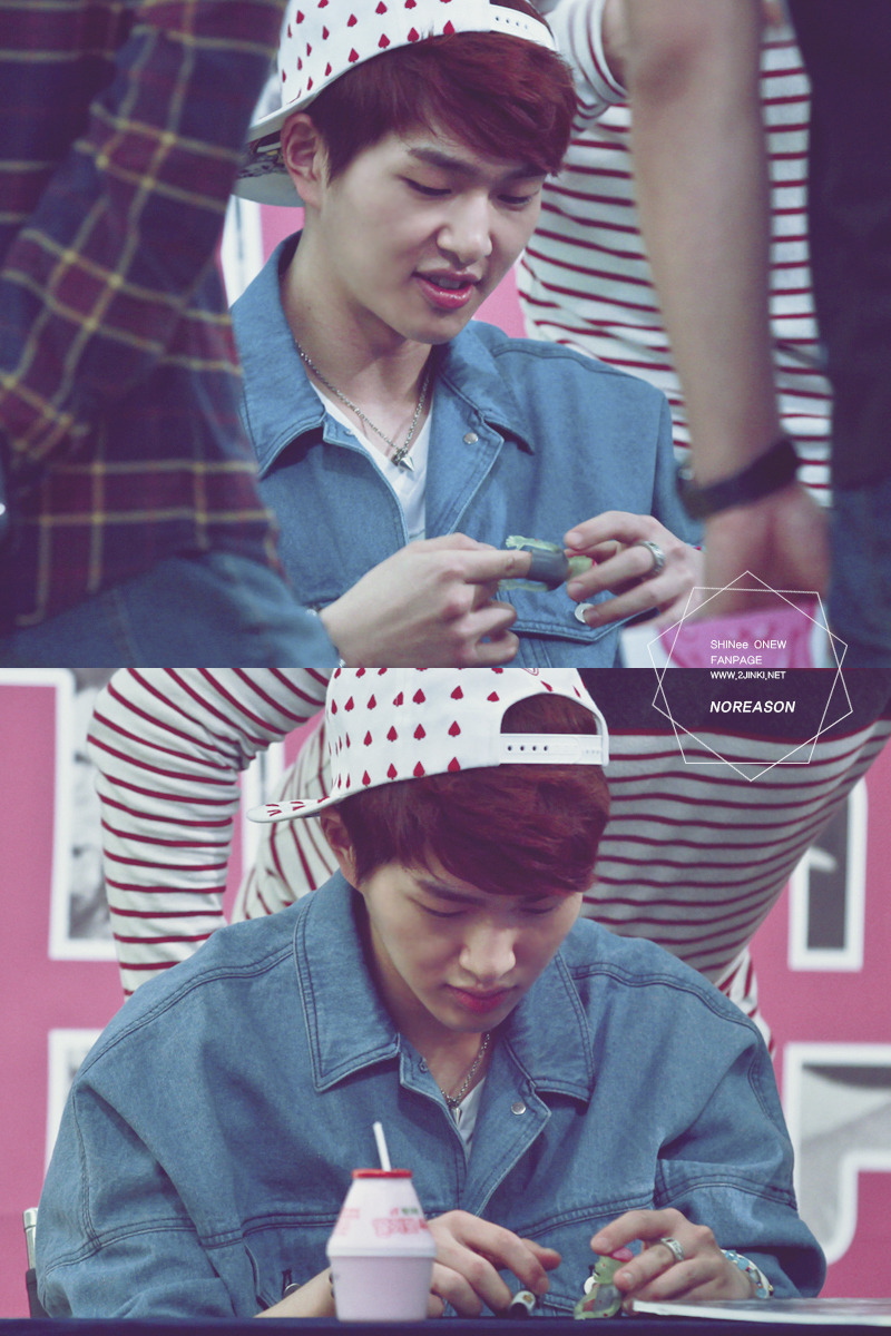 130512 Onew @ "Why So Serious" Fansigning #9: Yongdeungpo Tumblr_mn5o0876zd1r8fs1io1_1280