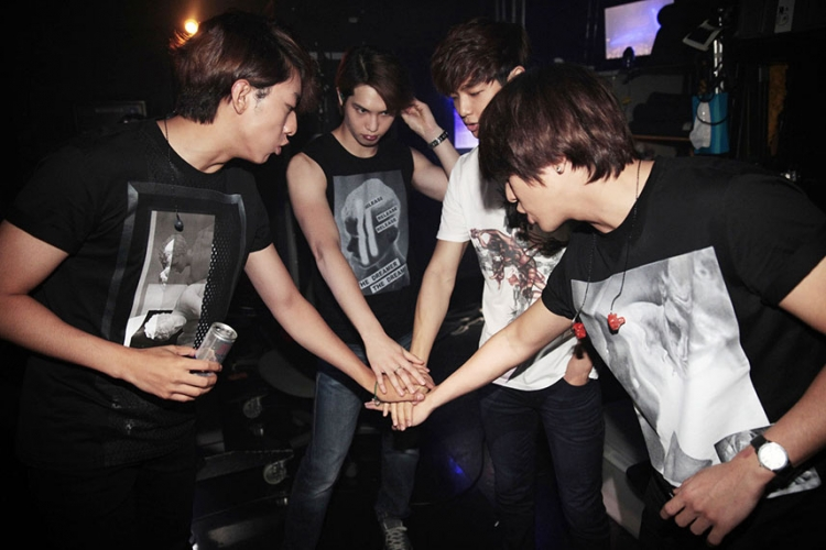 [Photos|Scans] THE STORY OF CNBLUE / NEVER STOP Tumblr_mxdsrjeuVB1rgxfbio3_r1_1280