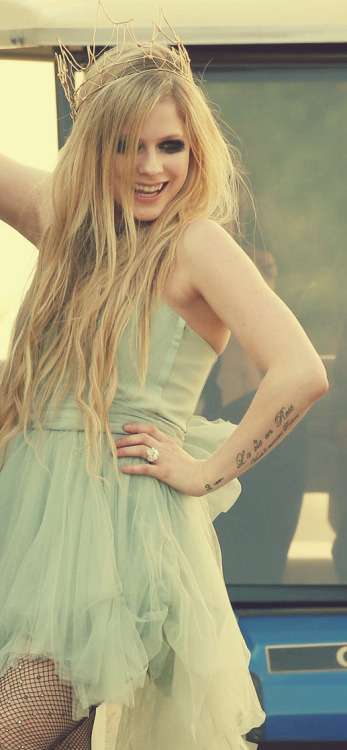 Filmagens do videoclipe de Here's to Never Growing Up Tumblr_mky93vlyfZ1qms96xo2_500