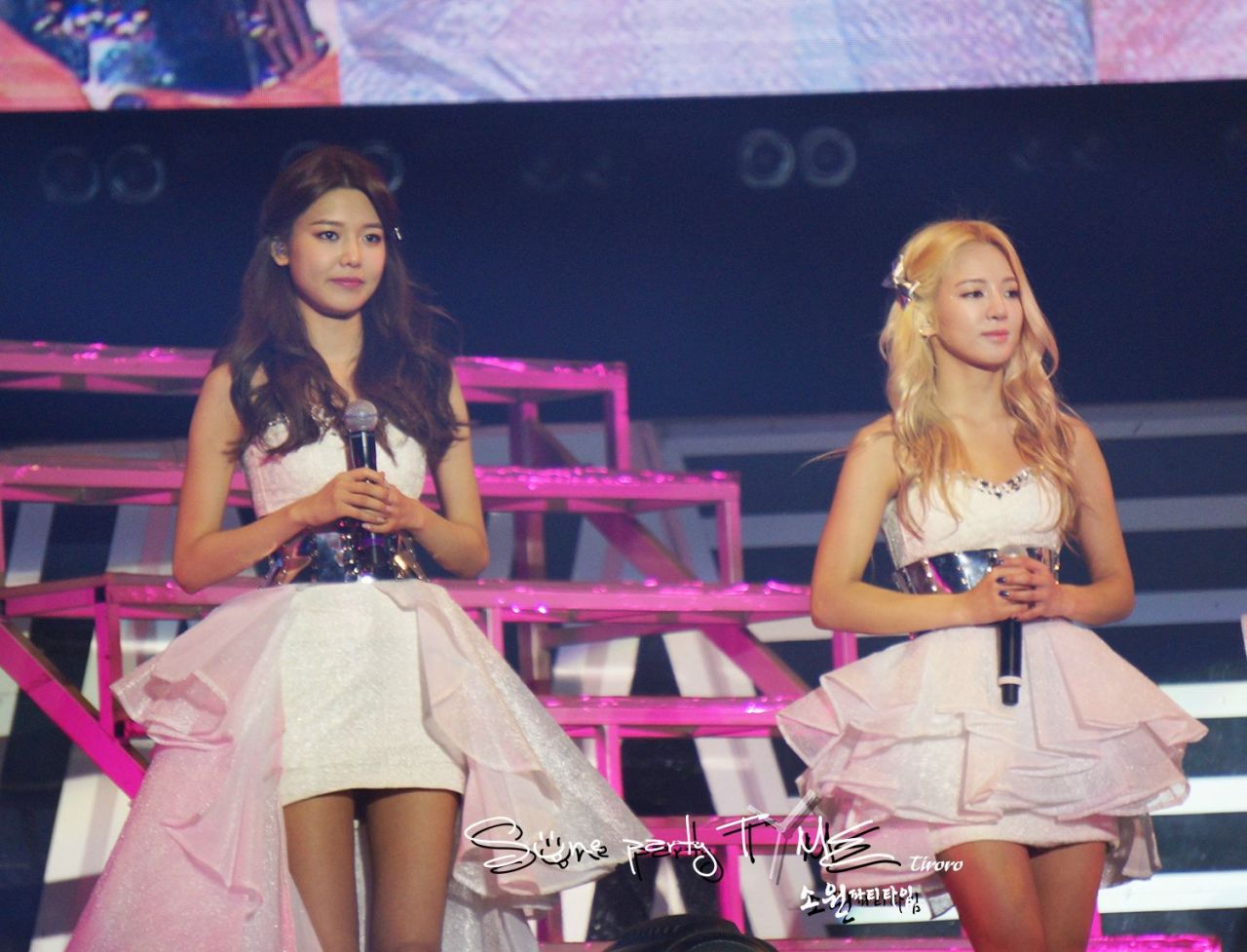 [PIC][15-02-2014]SNSD khởi hành đi Ma Cao để biểu diễn "2013 Girls' Generation's World Tour – Girls & Peace in Macau" vào sáng nay - Page 15 Tumblr_n1e2xeEoCl1sewbc1o1_1280