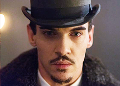 Dracula (2013) Tumblr_mmpk7hhaTR1rosfxwo3_250