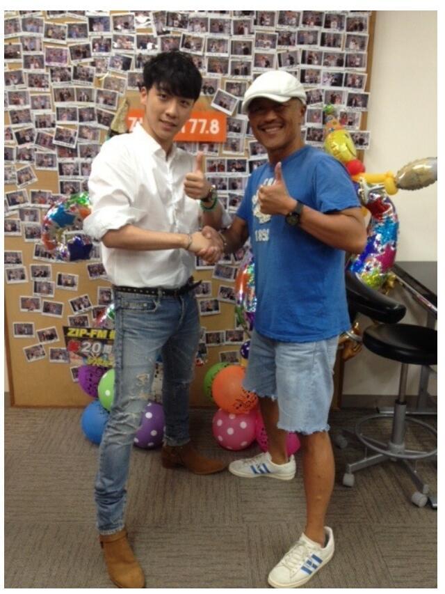 [7/10/13][Pho] Sound Fan Radio Website đăng ảnh Seungri trong phòng thu Tumblr_muat4d0WLj1qb2yato1_1280