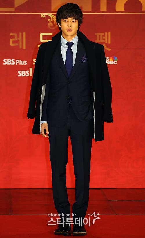 121231 Minho @ 2012 SBS Drama Awards Tumblr_mfwjmgZV3Q1rsplwwo1_1280