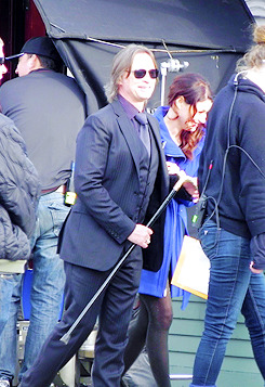 SPOILERS: Imágenes de Robert Carlyle y Emilie de Ravin en el rodaje (28/02/2013) Tumblr_mkd6pzxgh51s0wp3ho4_250