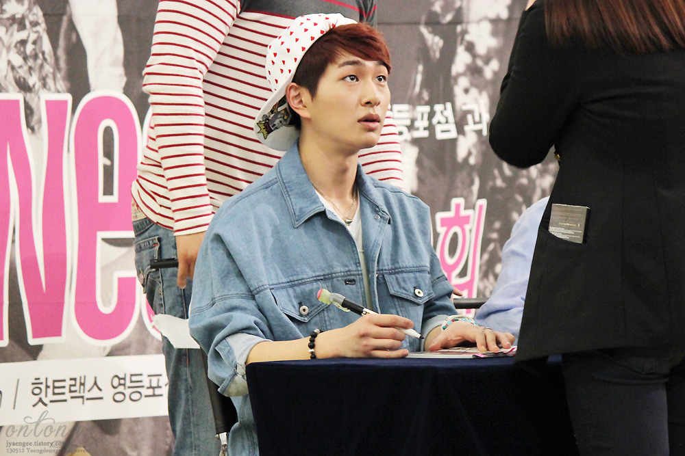 130512 Onew @ "Why So Serious" Fansigning #9: Yongdeungpo Tumblr_mn2vpt7cX01r8fs1io1_1280