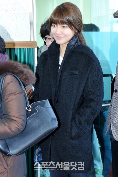 [PIC][19-12-2012]SooYoung đi bầu cử vào hôm nay Tumblr_mf9he8Zmit1r2xhr2o1_500