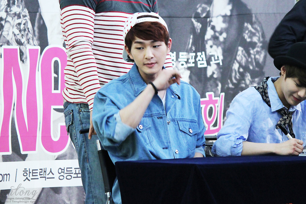 130512 Onew @ "Why So Serious" Fansigning #9: Yongdeungpo Tumblr_mn2vnf6NZf1r8fs1io1_1280