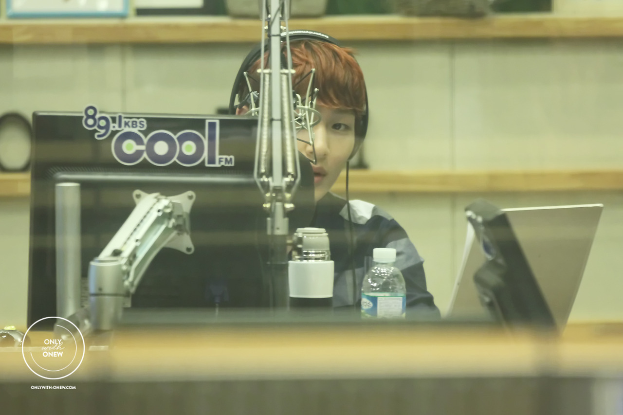 130125 Onew @ Kiss the radio Tumblr_mh7f7ov9rn1qdtvhxo2_1280