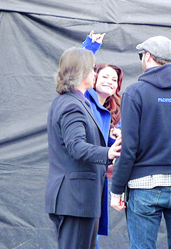 SPOILERS: Imágenes de Robert Carlyle y Emilie de Ravin en el rodaje (28/02/2013) Tumblr_mkd6pzxgh51s0wp3ho5_250