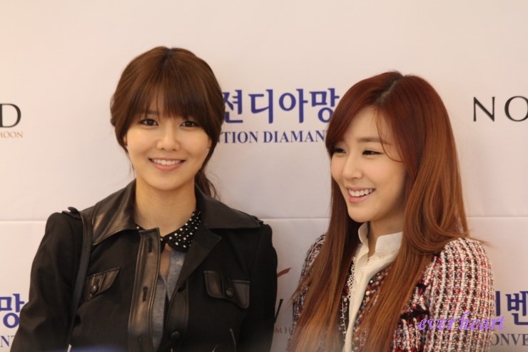 [PIC][16-12-2012]Tiffany và SooYoung đến tham dự lễ cưới của Hong Rok-ki vào trưa nay Tumblr_mf4nvnQLLH1rs68xto1_1280