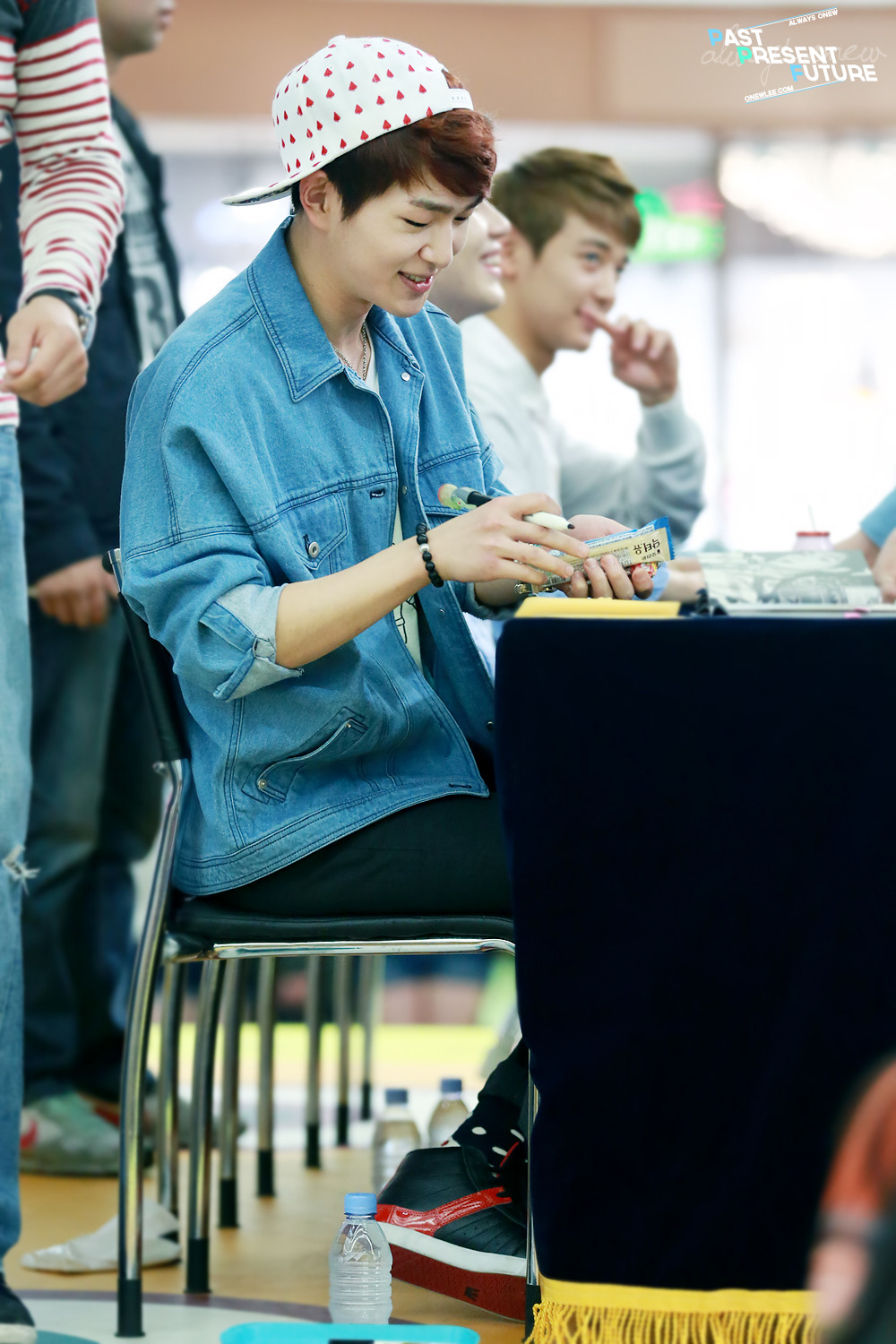 130512 Onew @ "Why So Serious" Fansigning #9: Yongdeungpo Tumblr_mn5kl9VyGf1r8fs1io1_1280