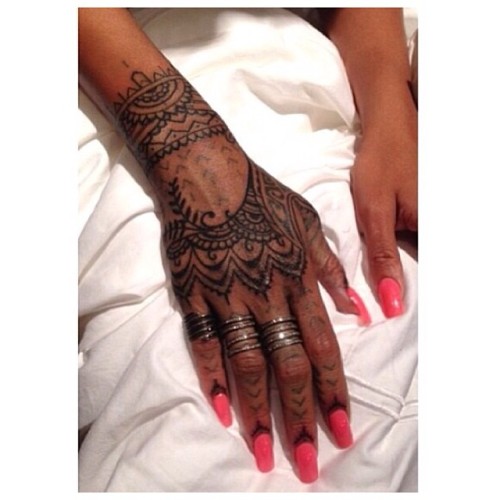 Rihanna's Tattoos >> 19 Permanentes + 7 Temporales Tumblr_mvghzsGsJi1rveoj6o1_r1_500