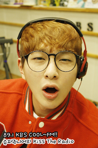 130218 Onew @ Kiss the radio Tumblr_miebr5Urgw1qdtvhxo2_400