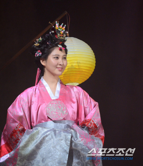 [OTHER][04-12-2013]Hình ảnh mới nhất từ vở nhạc kịch "The moon that embraces the sun" của SeoHyun - Page 2 Tumblr_mzorv8oq6A1sewbc1o2_500