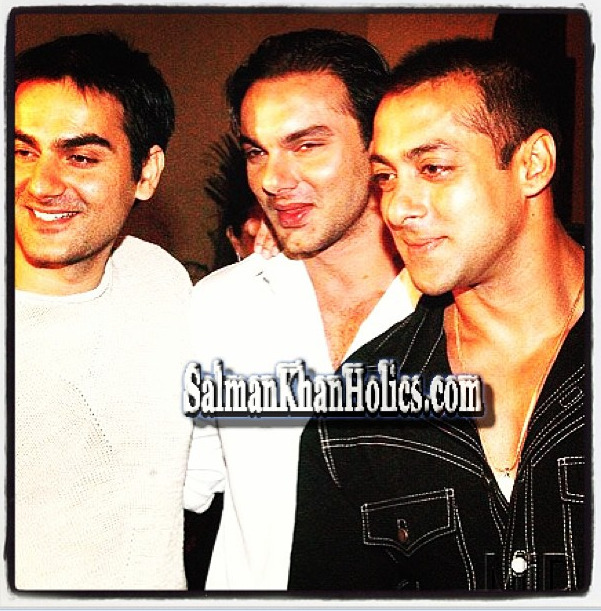 2003 - ★  Salman Khan with Arbaaz Khan, Sohail Khan, Alvira, Arpita Khan, and his sister-in-law, Seema Khan (2003) !!  Tumblr_mjh1lk5c2v1qctnzso1_1280