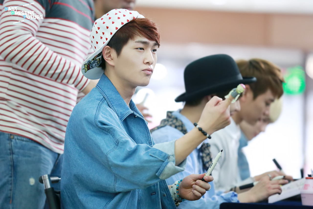 130512 Onew @ "Why So Serious" Fansigning #9: Yongdeungpo Tumblr_mn5ks4BHEc1r8fs1io1_1280