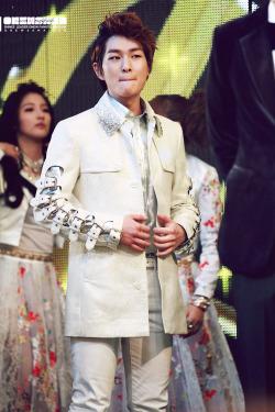 121231/130101 Onew @ MBC Gayo Daejun Tumblr_mfydldCLyM1qdtvhxo7_250