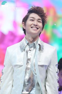 121231/130101 Onew @ MBC Gayo Daejun Tumblr_mfxj67MRmP1qdtvhxo5_250