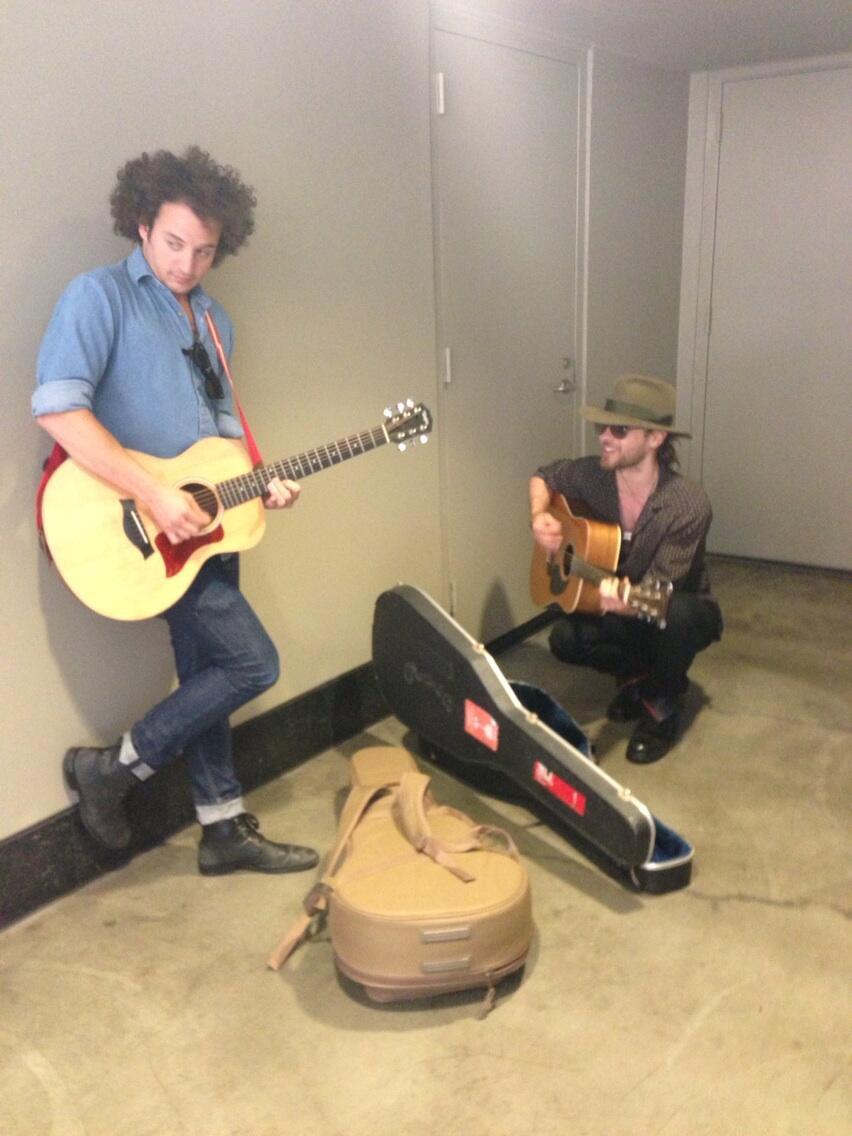 23 mai 2013 Jared et sa guitare dans les rues d'LA Tumblr_mna2ftBy2b1qc5nplo1_1280