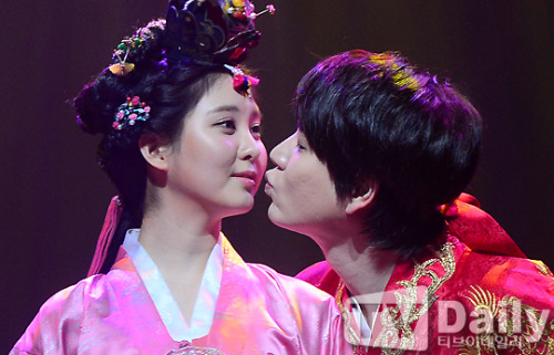 [OTHER][04-12-2013]Hình ảnh mới nhất từ vở nhạc kịch "The moon that embraces the sun" của SeoHyun - Page 2 Tumblr_mzoqz0yBGC1sewbc1o1_500