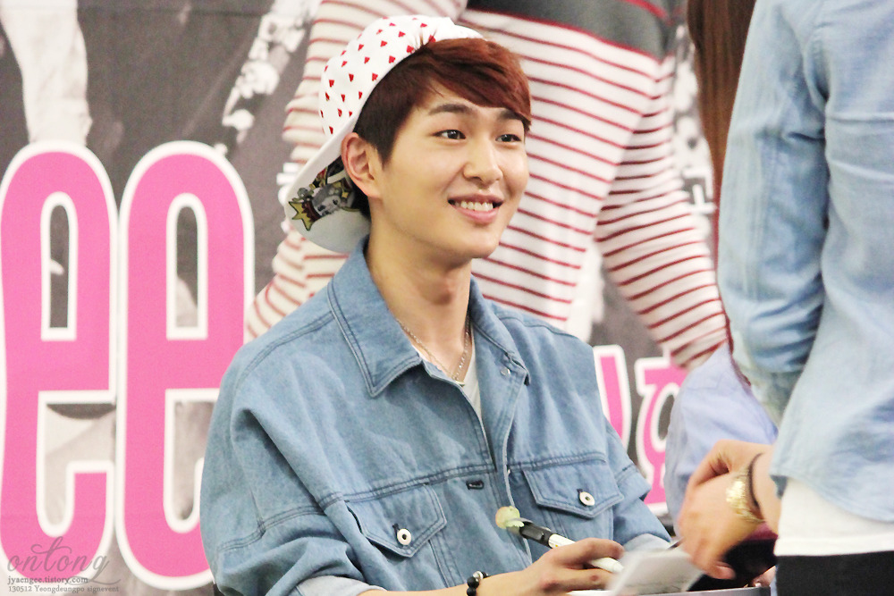 130512 Onew @ "Why So Serious" Fansigning #9: Yongdeungpo Tumblr_mn2vqtgFcg1r8fs1io1_1280