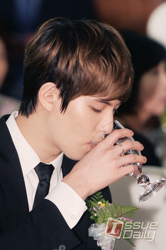 [Event] Lee Jonghyun et Jung Yonghwa au 3rd Sharing Happiness Awards (12.09.2013) Tumblr_mt0voi7dBZ1sprtz3o3_1280