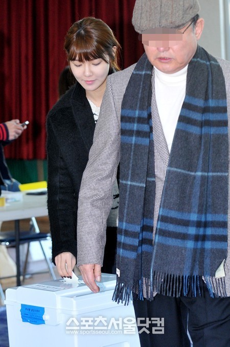 [PIC][19-12-2012]SooYoung đi bầu cử vào hôm nay Tumblr_mf9he8Zmit1r2xhr2o4_500