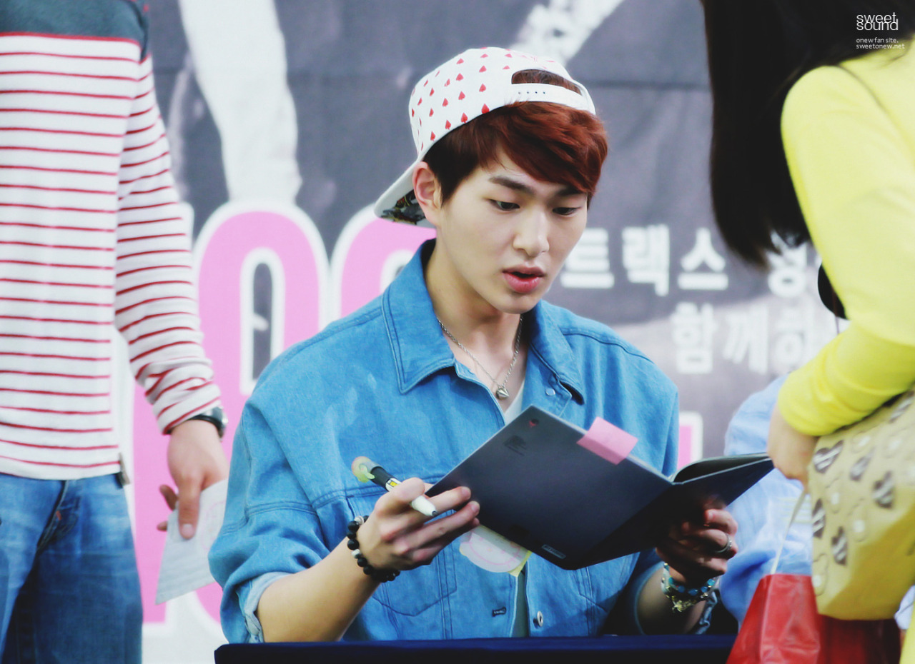 130512 Onew @ "Why So Serious" Fansigning #9: Yongdeungpo Tumblr_mmsfflMeqZ1r8fs1io1_1280