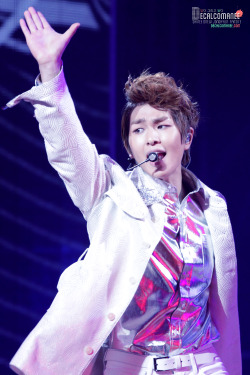 121231/130101 Onew @ MBC Gayo Daejun Tumblr_mfy9dkSfvj1qdtvhxo5_250