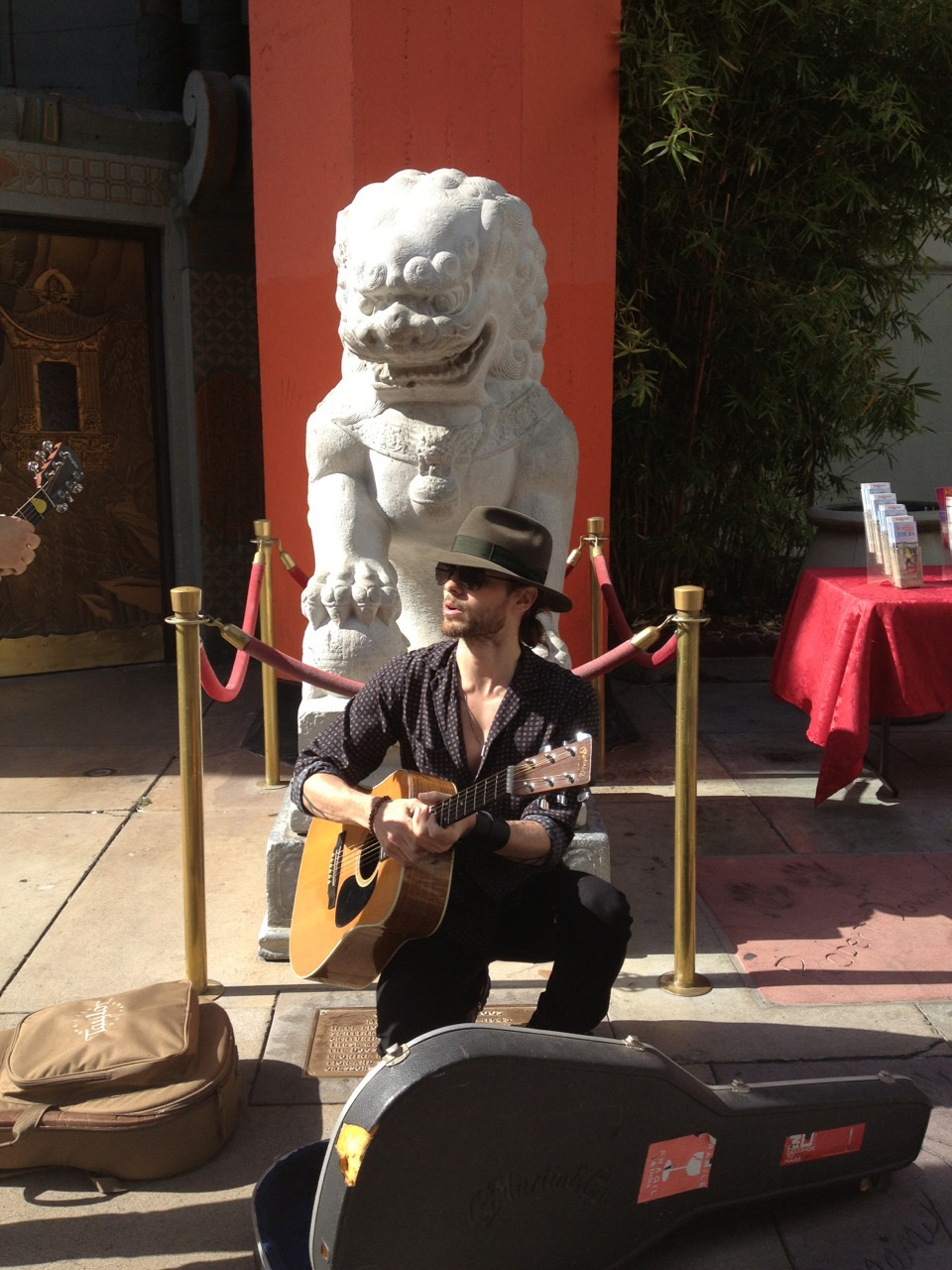 23 mai 2013 Jared et sa guitare dans les rues d'LA Tumblr_mn9ywvPhG41r3f549o1_1280