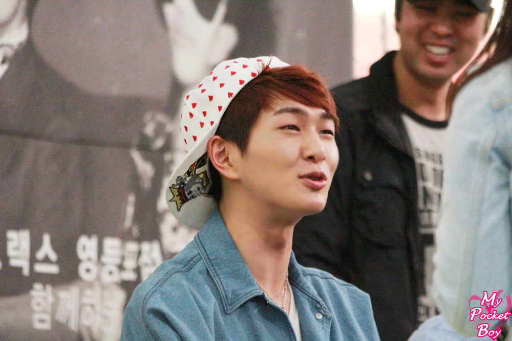 130512 Onew @ "Why So Serious" Fansigning #9: Yongdeungpo Tumblr_mn2vihpBZK1r8fs1io1_1280