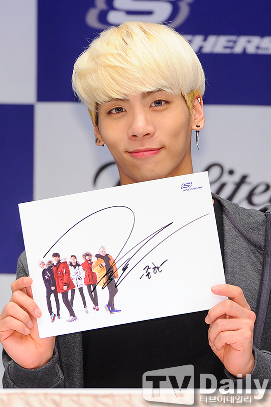 140226 Jonghyun @ Skechers Fansign Event Tumblr_n1l5r5R6Bt1qzk8j4o1_1280