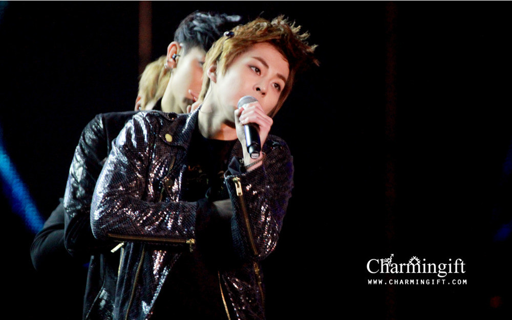 [Fantaken] 091212 EXO M XiuMin @ Chongqing Irreplaceable Concert  Tumblr_mgam03GPes1rtmc87o1_1280