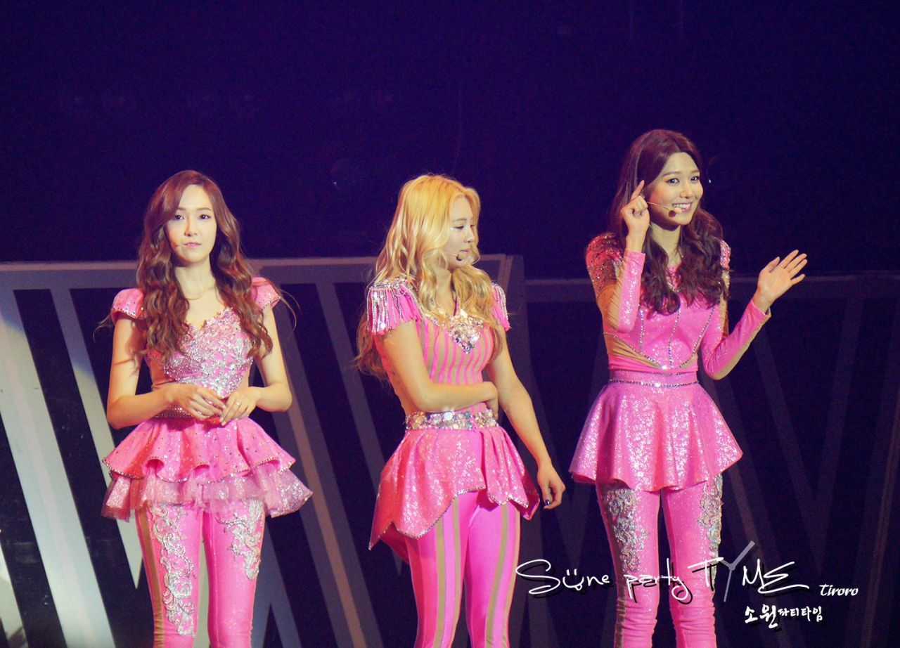 [PIC][15-02-2014]SNSD khởi hành đi Ma Cao để biểu diễn "2013 Girls' Generation's World Tour – Girls & Peace in Macau" vào sáng nay - Page 15 Tumblr_n1e2uwjcoM1sewbc1o1_1280