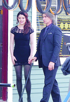 SPOILERS: Imágenes de Robert Carlyle y Emilie de Ravin en el rodaje (28/02/2013) Tumblr_mkd6pzxgh51s0wp3ho1_250