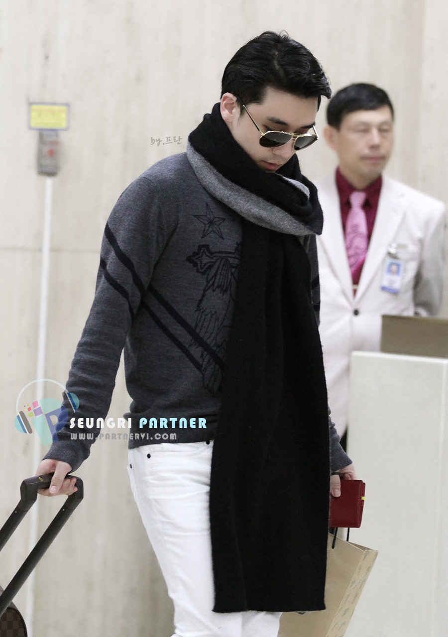 [1/4/13][Pho] Seungri tại sân bay Gimpo trở về từ Nhật (31/3) Tumblr_mkisltU1KC1qjyoa0o1_1280