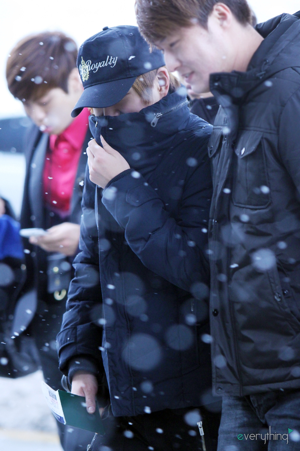 121207 Onew @ Icheon Airport yendo a Singapur Tumblr_menzf89PCV1qdws1jo4_1280