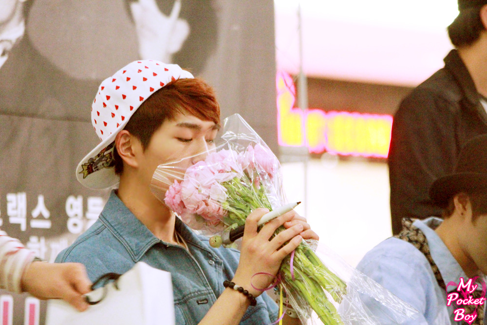 130512 Onew @ "Why So Serious" Fansigning #9: Yongdeungpo Tumblr_mn2vm3FgiY1r8fs1io1_1280