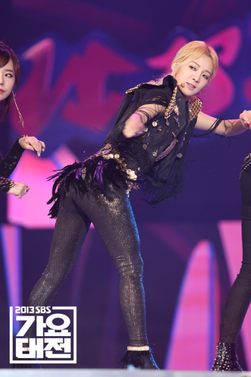 [PIC][29-12-2013]SNSD tham gia Đại nhạc hội cuối năm "SBS Gayo Daejun 2013" vào tối nay  - Page 2 Tumblr_myolgxt13U1sewbc1o1_500