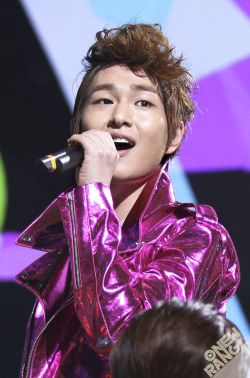 121231/130101 Onew @ MBC Gayo Daejun Tumblr_mfy4zqjACd1qdtvhxo1_250