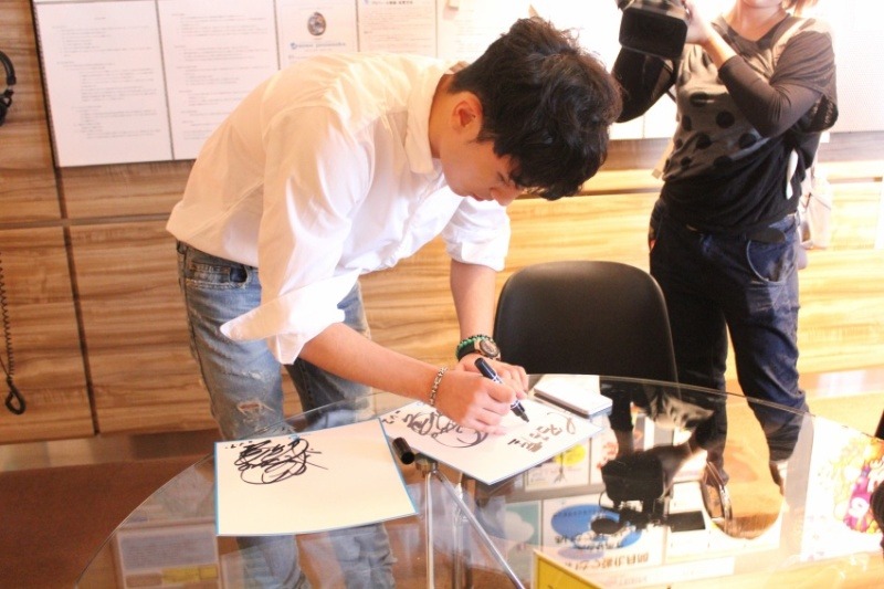 [14/10/13][Pho] Seungri đến thăm học viện AVEX ở Nagoya Tumblr_munoq7KFm91qb2yato2_1280