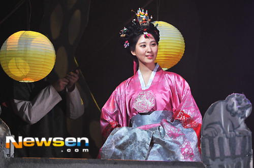 [OTHER][04-12-2013]Hình ảnh mới nhất từ vở nhạc kịch "The moon that embraces the sun" của SeoHyun - Page 2 Tumblr_mzos6mPwtS1sewbc1o1_500